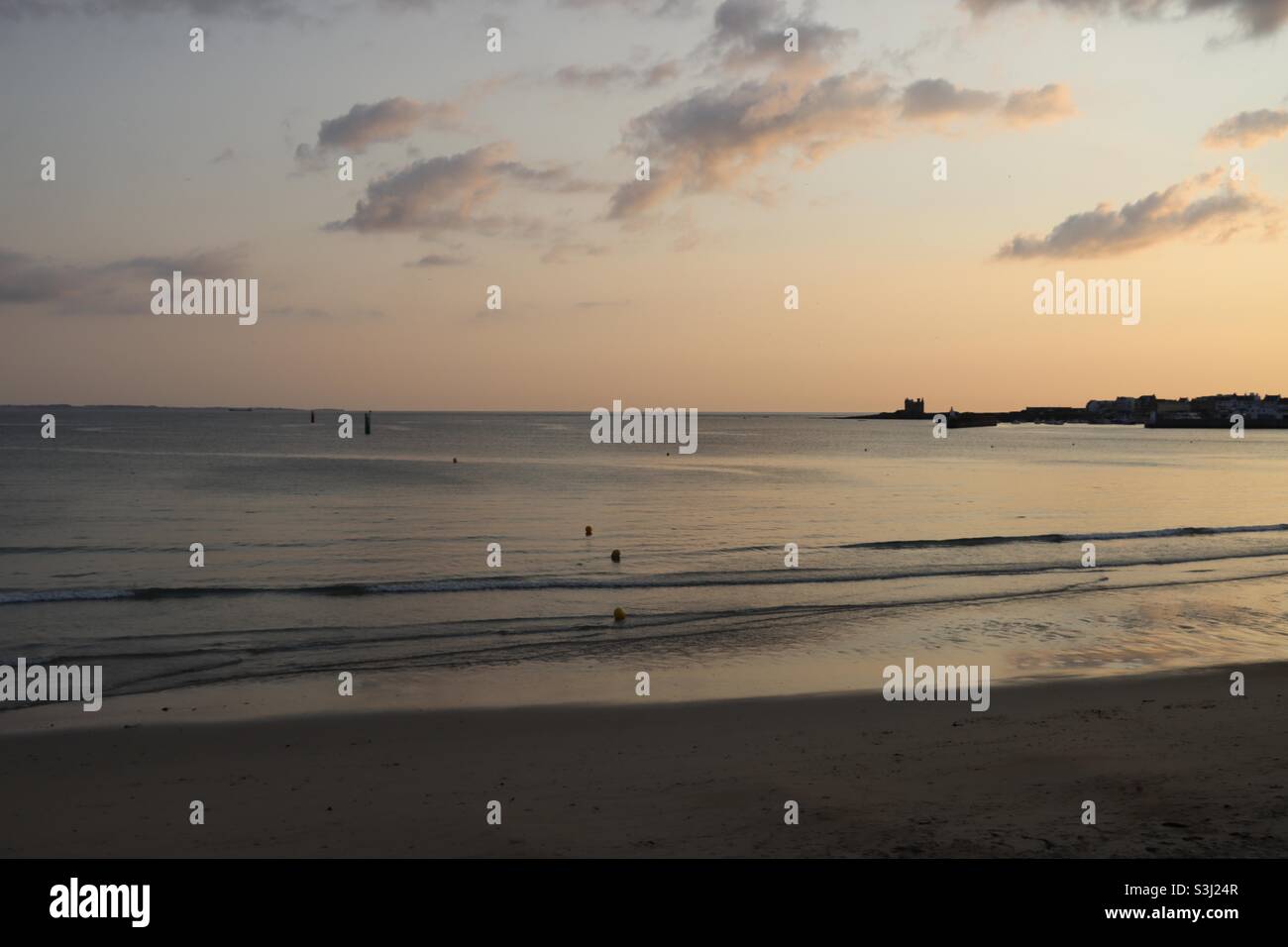 Der Strand von Quiberon in der Bretagne, Frankreich am Ende des Tages - Smartphone-aufgenommenes Stockfoto
