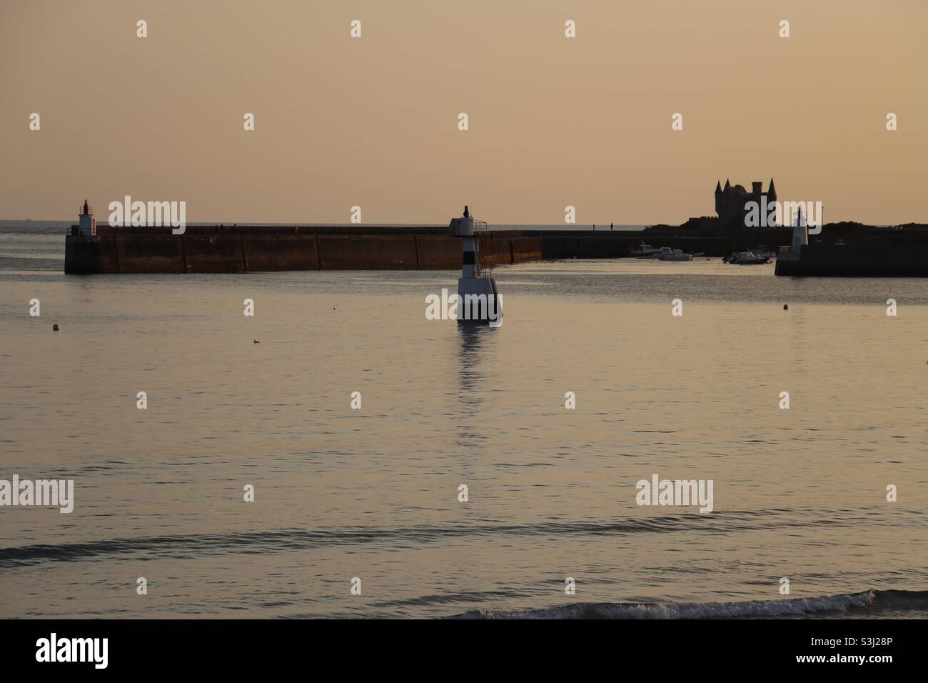 Tagesende am Strand von Quiberon in der Bretagne, Frankreich am 2021. August - Smartphone-aufgenommenes Stockfoto