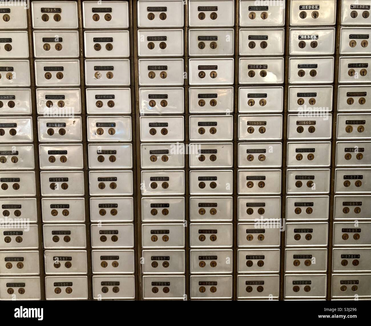 Sichere Schließfächer in einem Bankraum - Smartphone-aufgenommenes Stockfoto