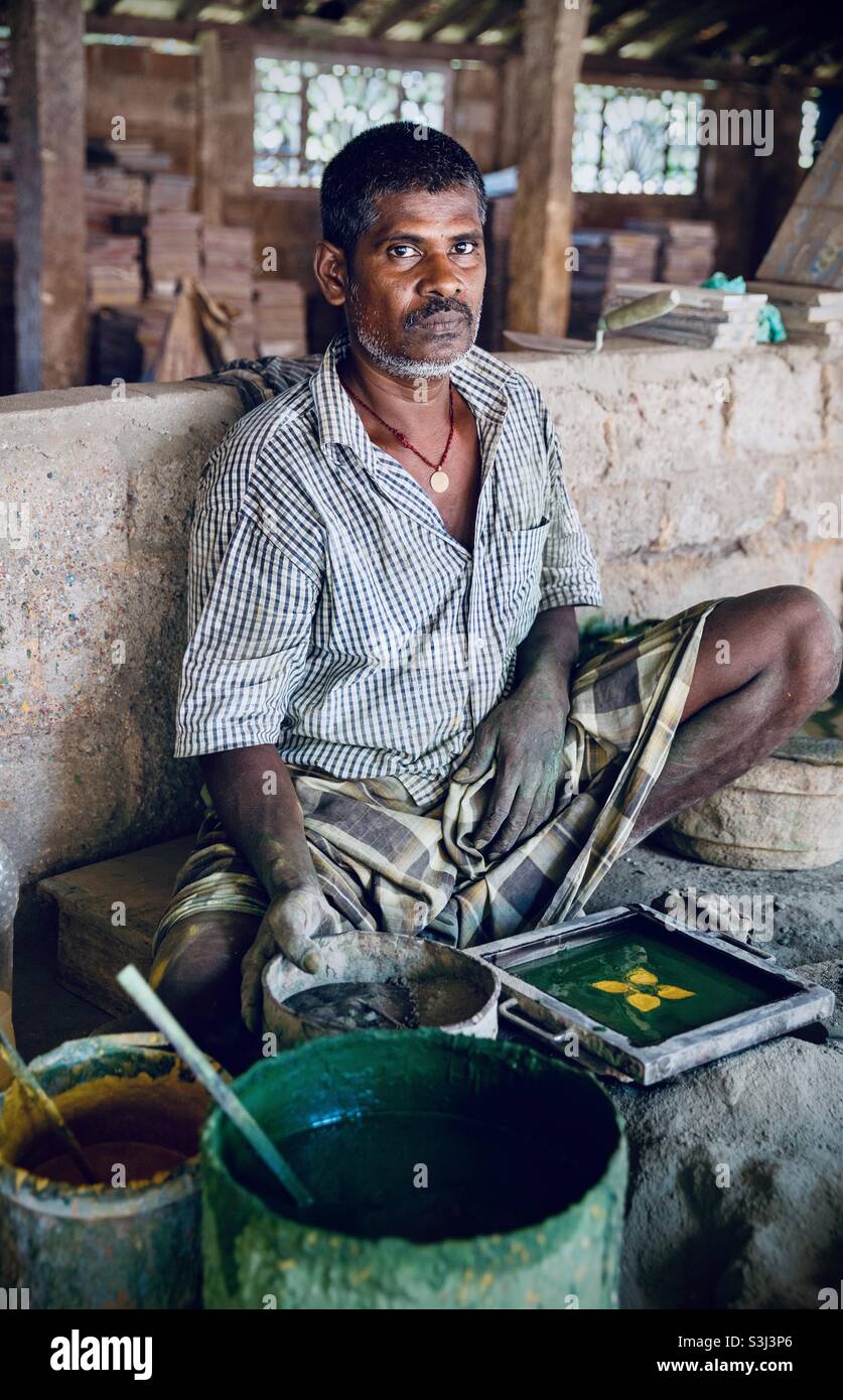 Ein Porträt des Kunsthandwerksziegelherstellers in Indien Stockfoto