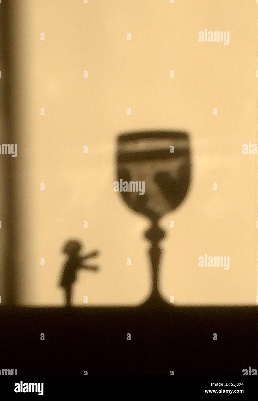 Konzept Schattenbild von winzigen Person und großen Weinglas Stockfoto