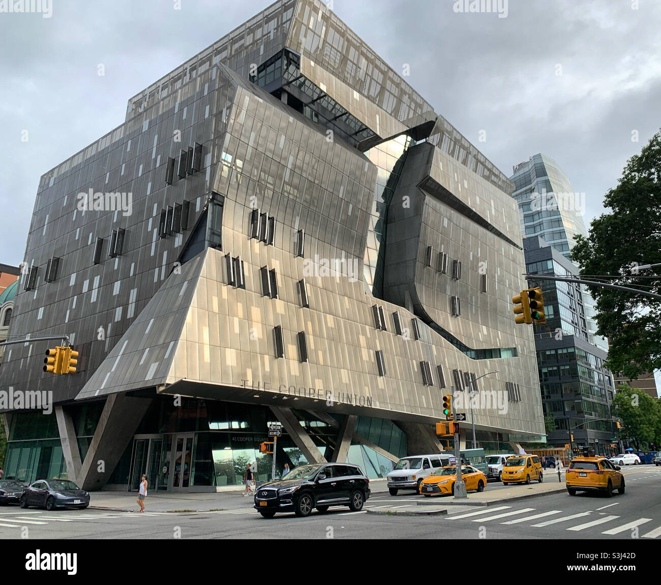 2021. August 41 Cooper Square, entworfen vom Architekten Thom Mayne von Morphosis, fertiggestellt 2009, Cooper Union, East Village, Manhattan, New York, New York, Vereinigte Staaten Stockfoto