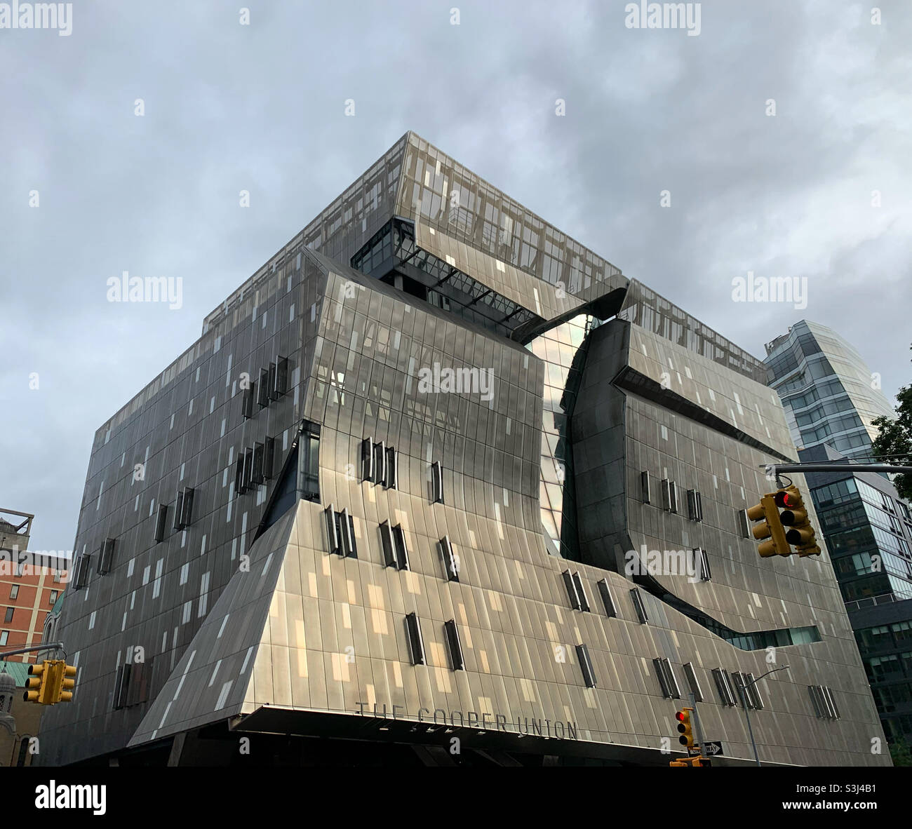 41 Cooper Square, entworfen von Thom Mayne of Morphosis und fertiggestellt 2009, Cooper Union, East Village, Manhattan, New York, New York, Usa Stockfoto