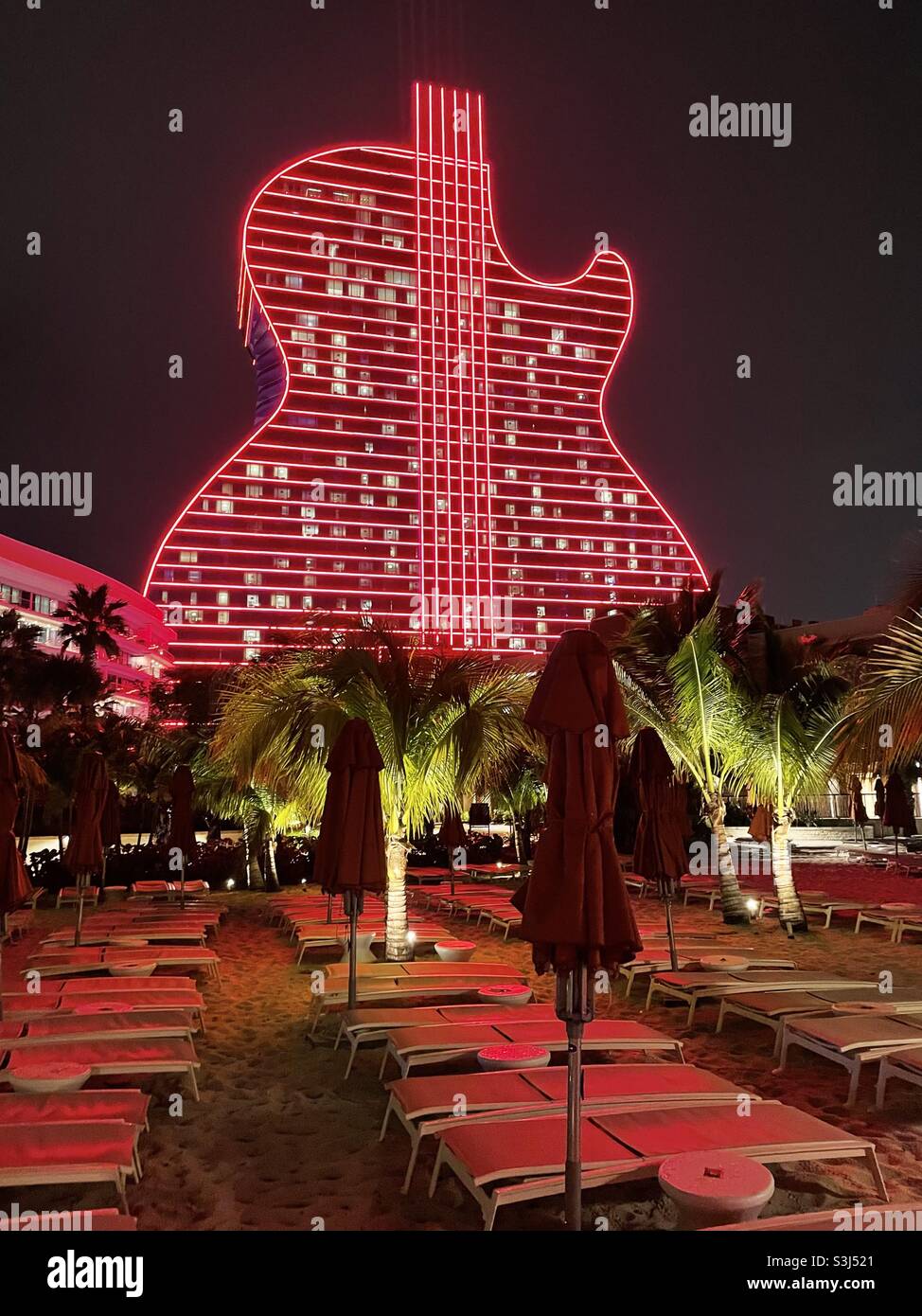 Das Hard Rock Guitar Hotel Hollywood Florida USA ist nachts rot beleuchtet Stockfoto