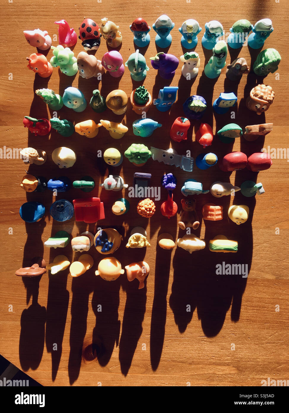 Bunte Stikeez Kunststoff-Gummi-Figuren von Lidl Supermarkt-Unternehmen produziert Stockfoto