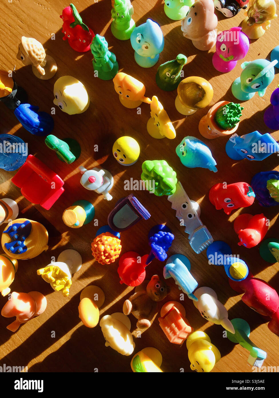 Bunte Stikeez Kunststoff-Gummi-Figuren von Lidl Supermarkt-Unternehmen produziert Stockfoto