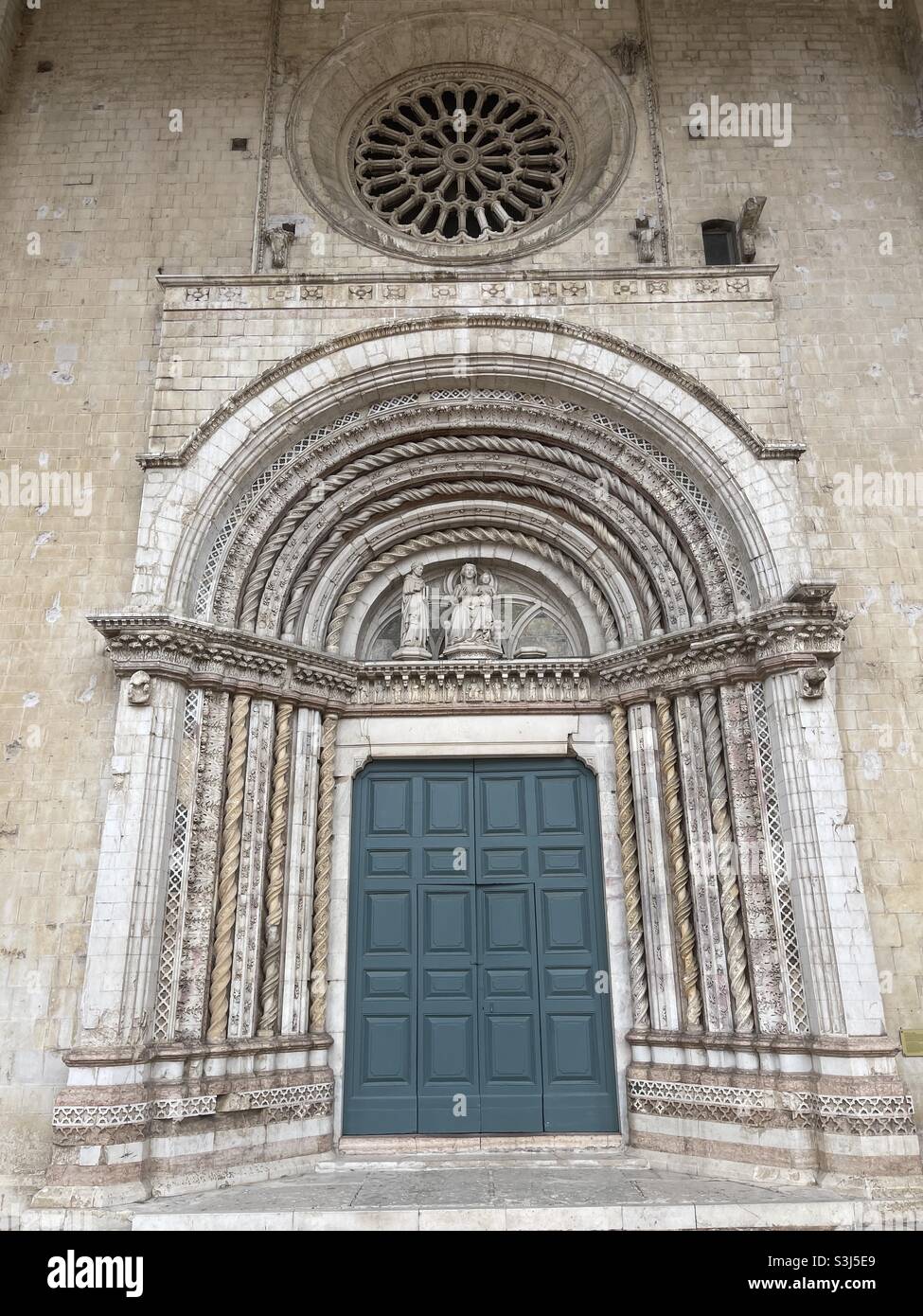 Portal im romanischen Stil der Basilika San Venanzio, Camerino, Italien - Smartphone-aufgenommenes Stockfoto