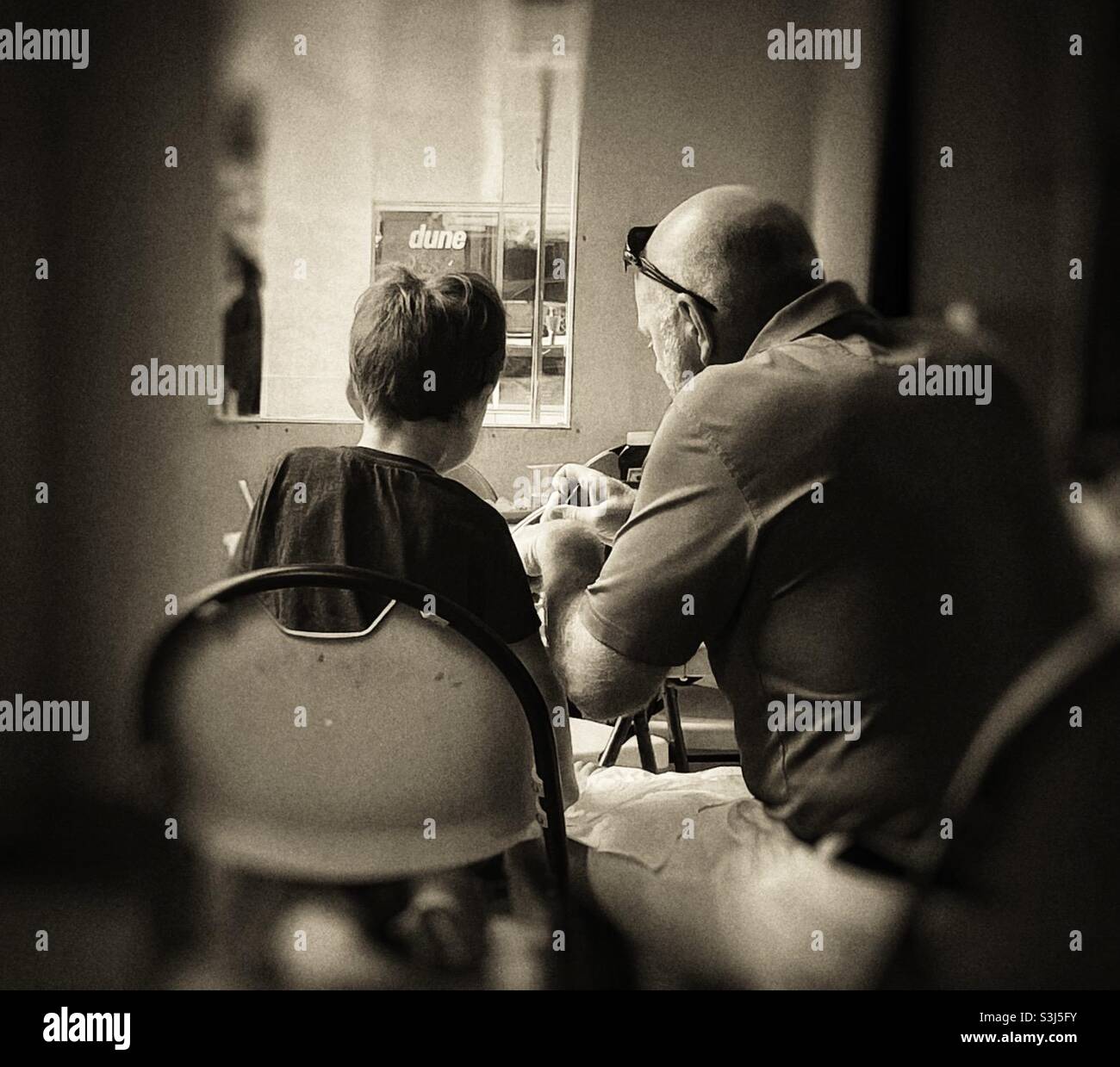 Mann und Junge essen - Smartphone-aufgenommenes Stockfoto