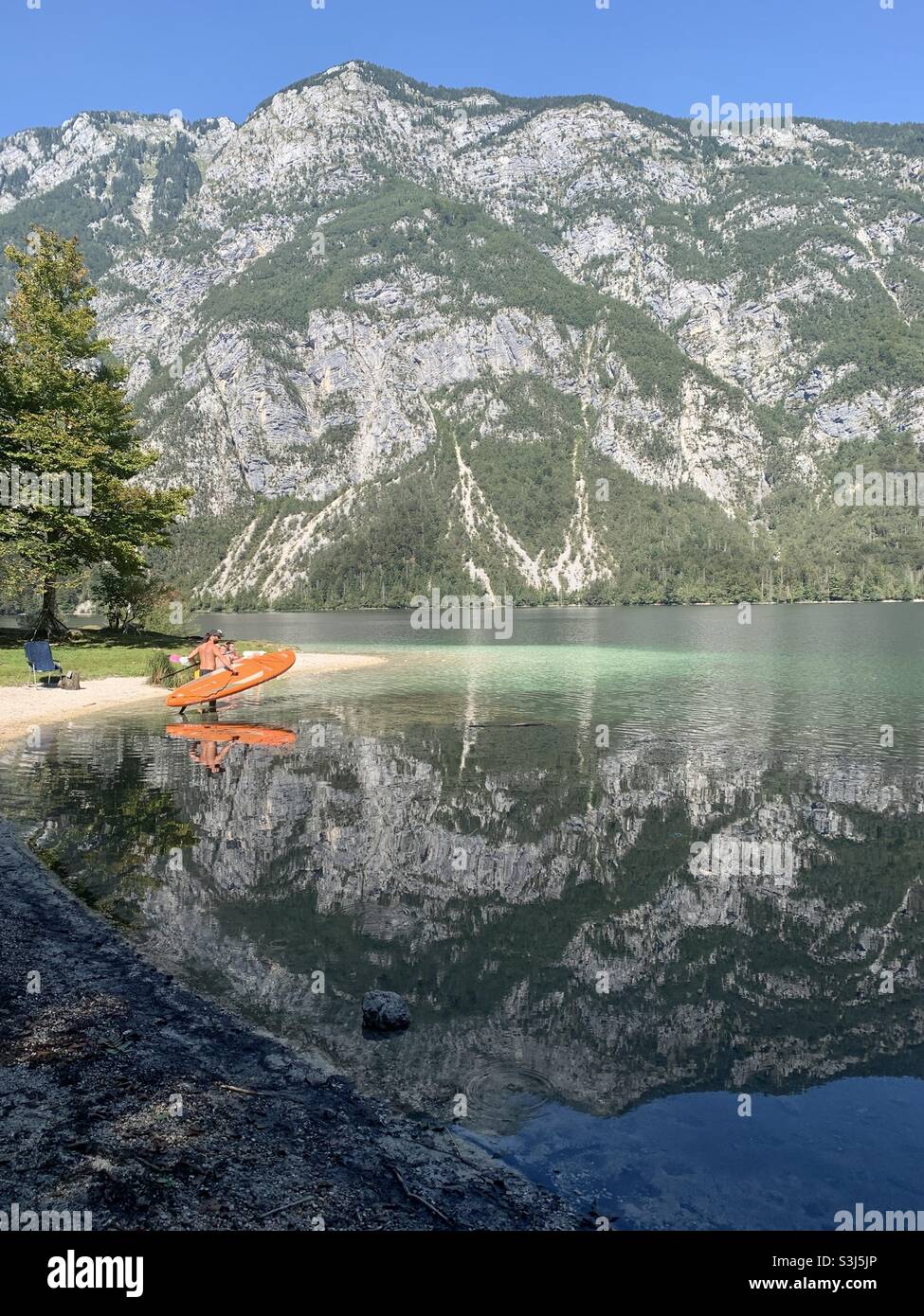 Spiegelung des Berges in See bohinj Stockfoto