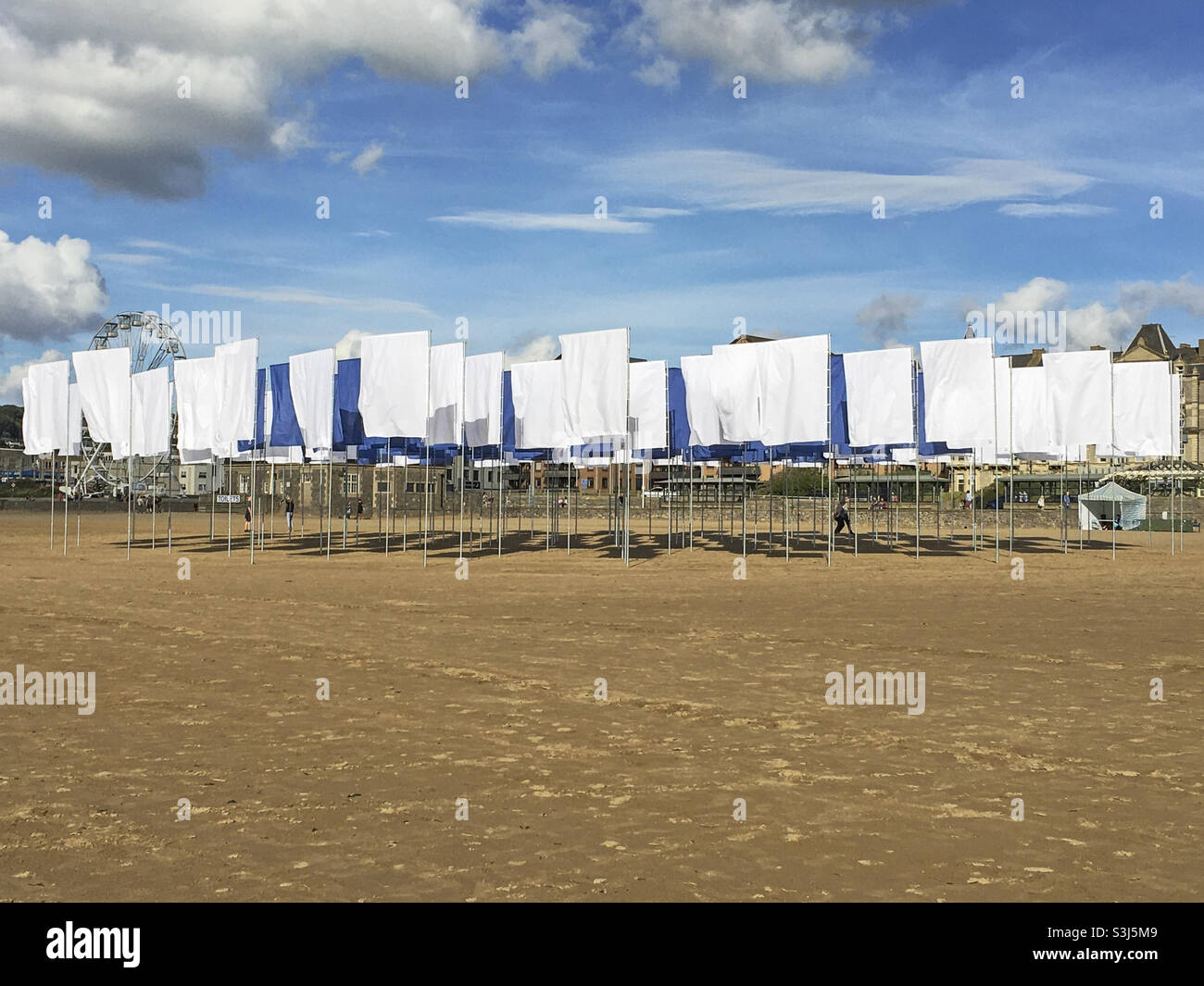 Luke Jerrams Kunstwerk „in Memoriam“ am Strand in Weston-super-Mare, Großbritannien. Stockfoto