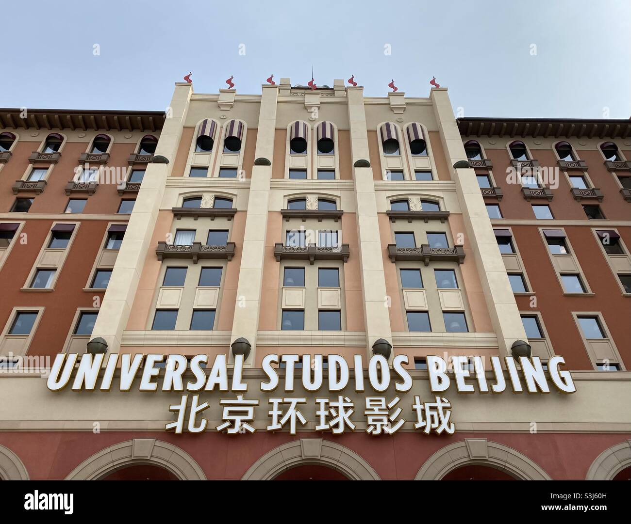 Peking, China - 18,2021. September: Universal Studious Beijing Resort Zeichen. Eröffnung des Universal Beijing Resort in Peking, China. - Smartphone-aufgenommenes Stockfoto