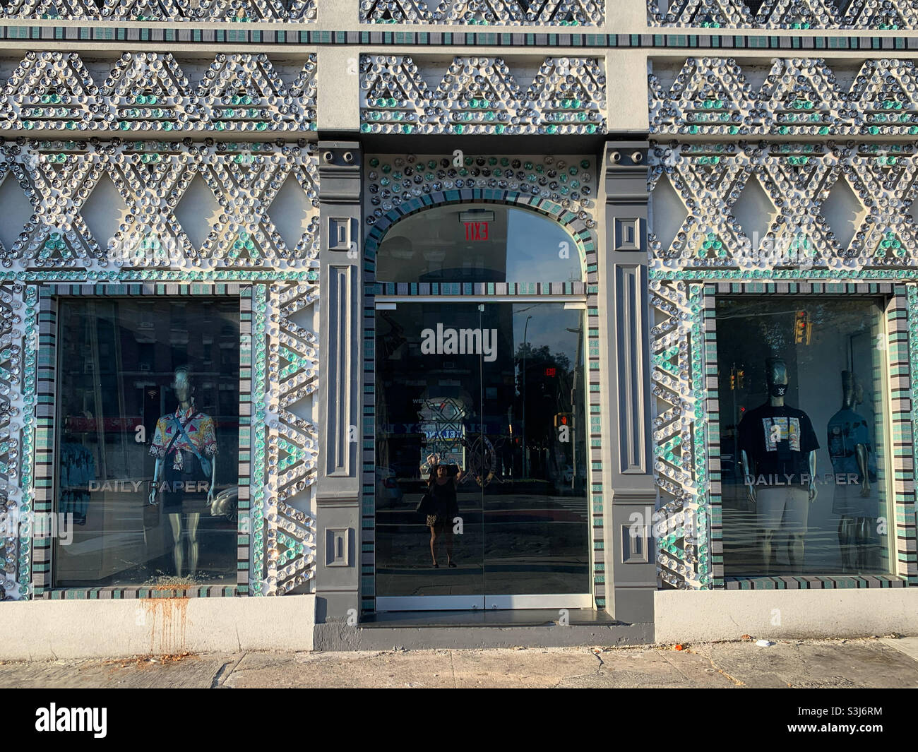 August 2021, Storefront, The Daily Paper, ein in Amsterdam ansässiger Bekleidungshändler, 18 Delaney Street, Manhattan, New York, New York, USA. Die Fassade ist mit recycelten Arizona Eistee-Dosen dekoriert. Stockfoto