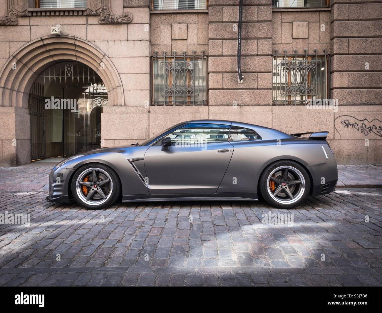 Nissan GT-R auf der Straße geparkt Stockfoto