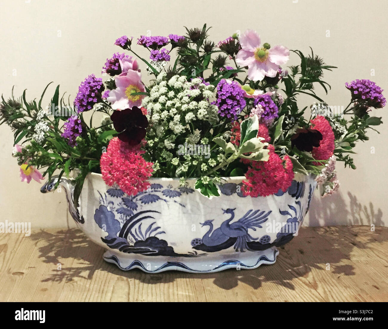Chinesische Schüssel mit Gartenblumen-Anordnung Stockfoto