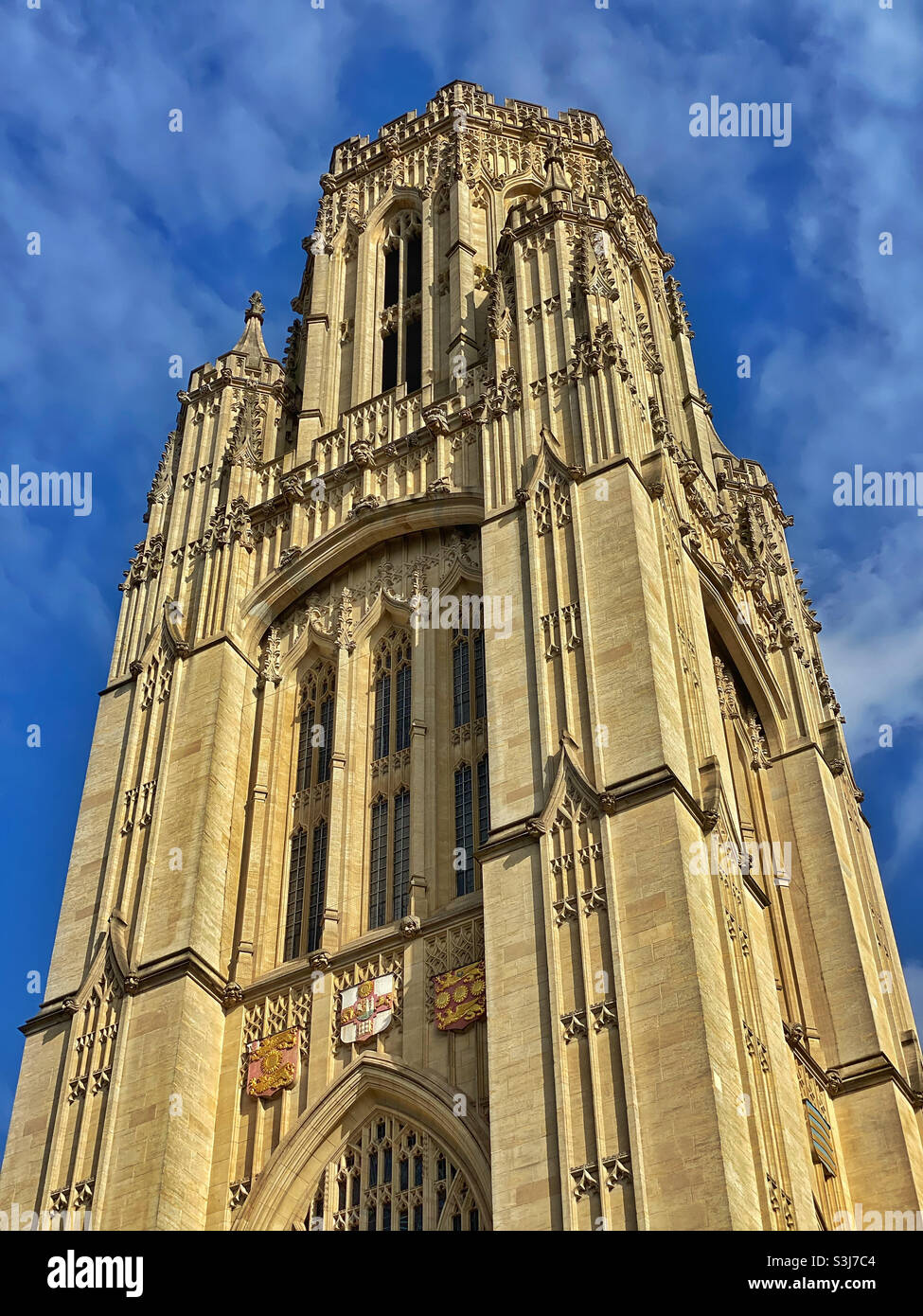 Das Wills Memorial Building, auch bekannt als der Wills Memorial Tower in Bristol, England. Diese berühmte und ikonische Struktur gilt als eine der letzten großen gotischen Bauten in England. ©️ Stockfoto