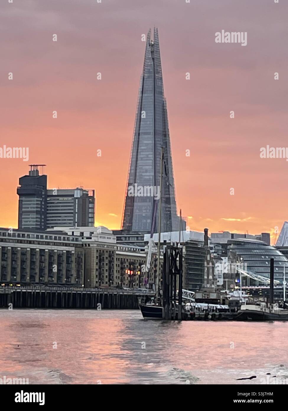 The Shard London über der Themse Stockfoto