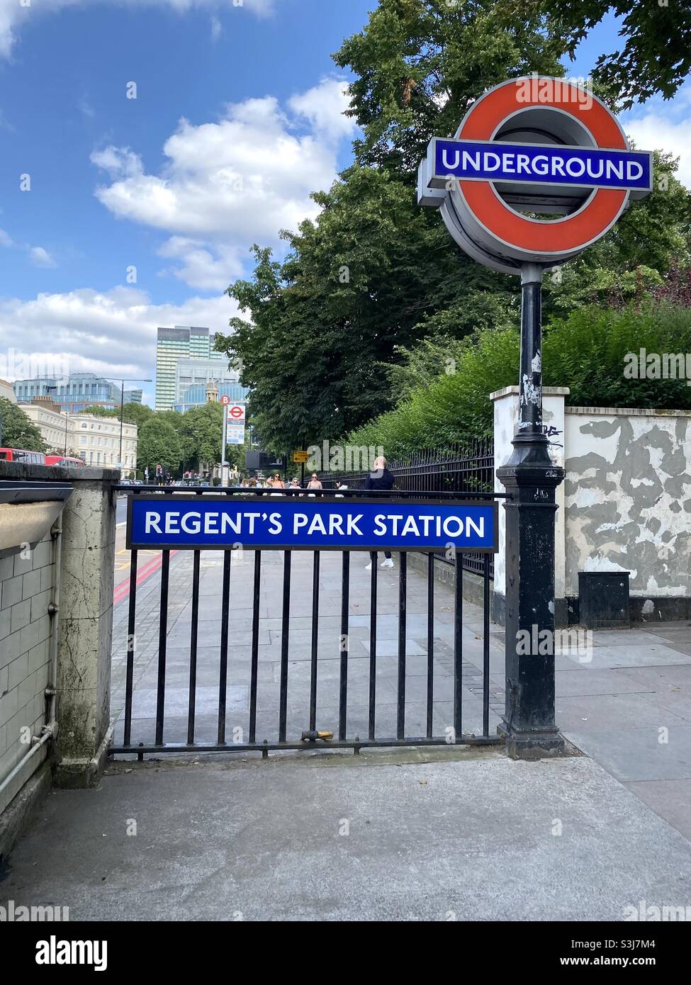 Verlassen Sie die U-Bahn-Station Regents Park in London Stockfoto