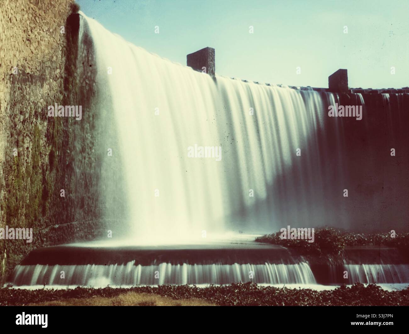 Wasserfall am Lake Heritage, Cradle Moon Lakeside Lodge in Südafrika - Smartphone-aufgenommenes Stockfoto