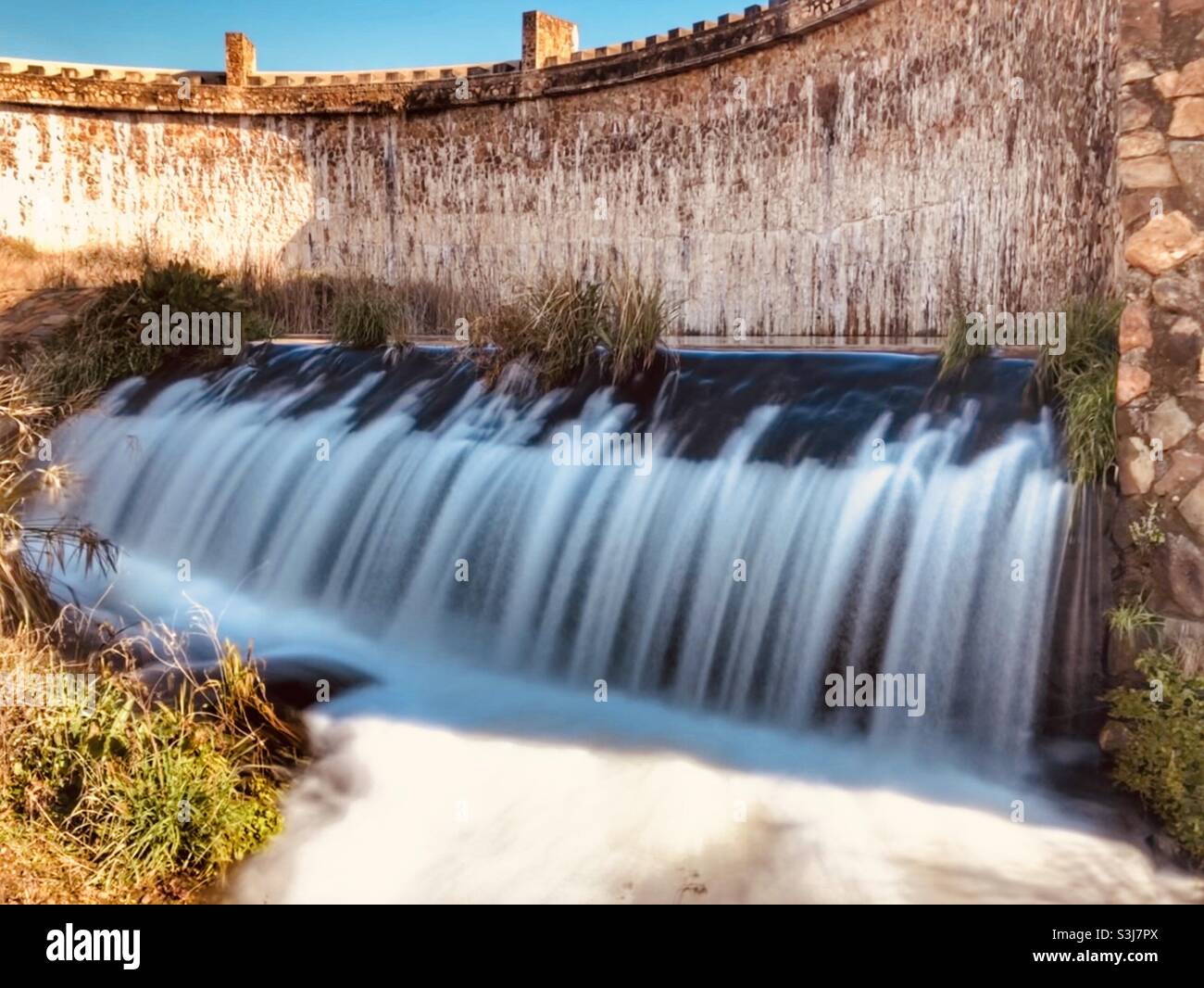 Kaskadierende und schnell fließende Gewässer in der Cradle Moon Lakeside Lodge in Südafrika - Smartphone-aufgenommenes Stockfoto