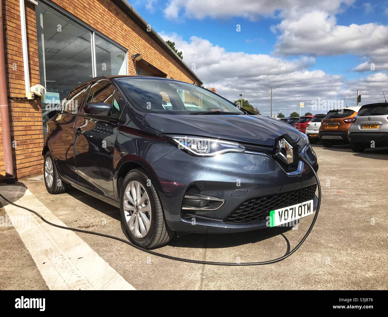 Brandneue 71 Registrierung Renault Zoe Elektroauto wird auf dem Händler Vorplatz aufgeladen September 2021 - Smartphone-aufgenommenes Stockfoto
