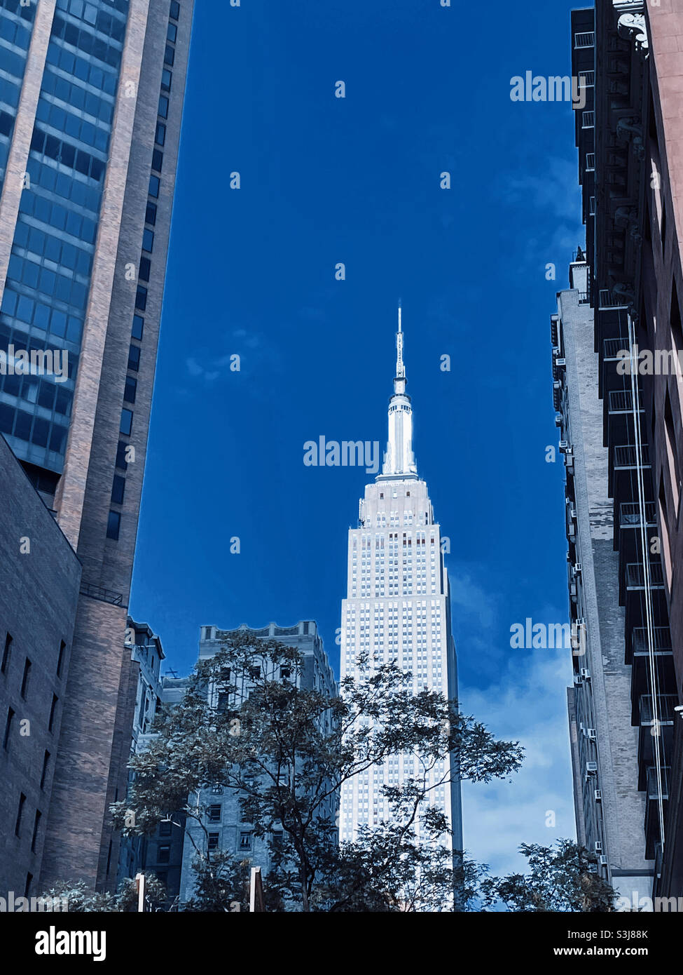 Das ikonische Empire State Building, von der E. 34th St. aus gesehen, an einem kristallklaren Herbstmorgen, 2021, NYC, USA - Smartphone-aufgenommenes Stockfoto
