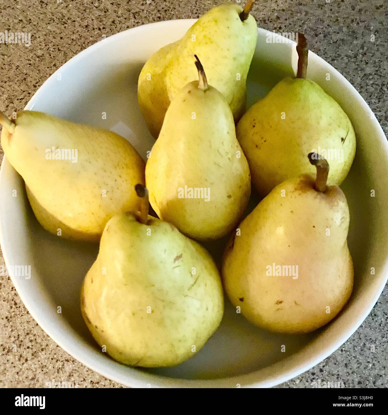 Birnen in einer weißen Obstschale Stockfoto