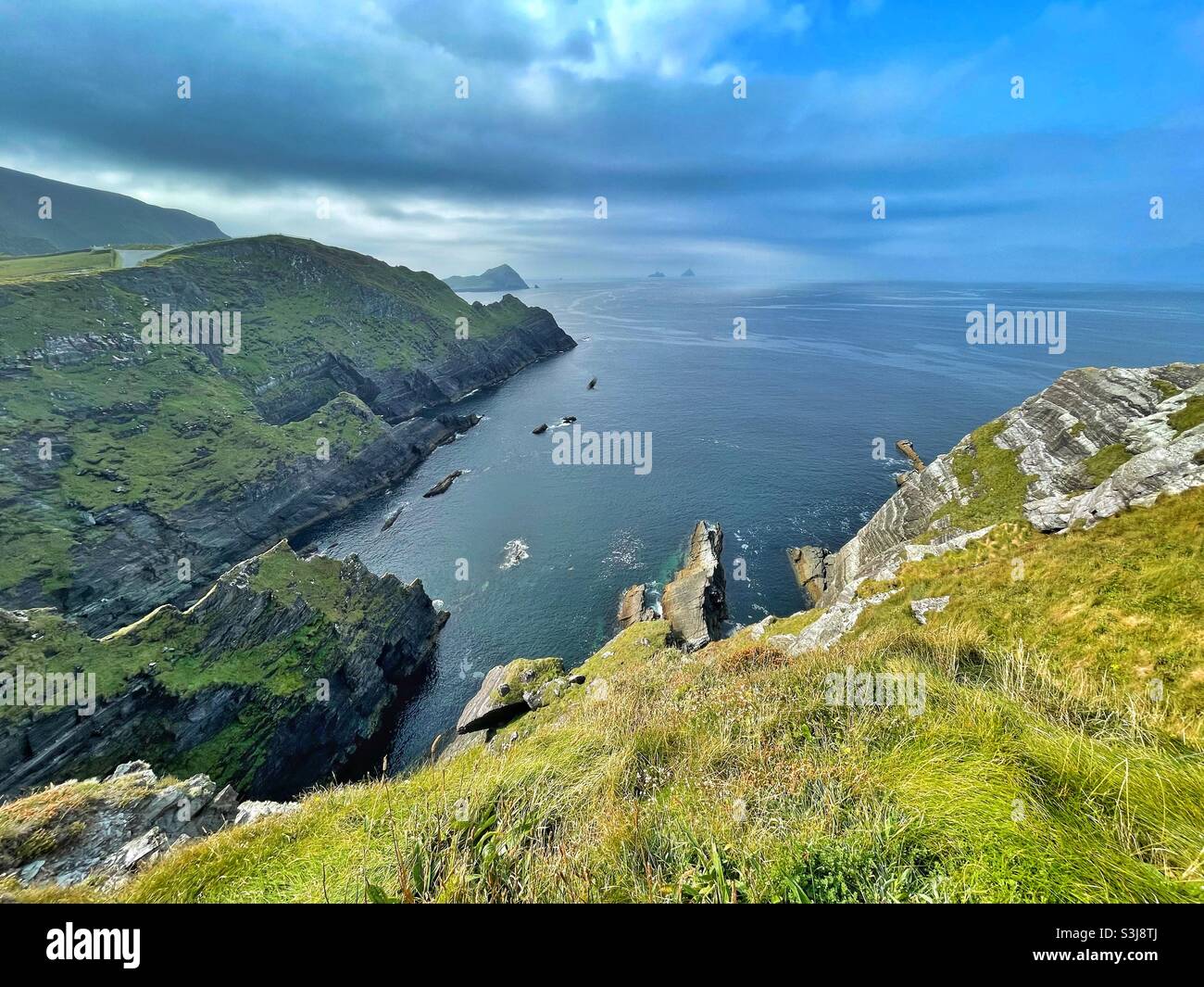 Die höchsten Klippen der Grafschaft Kerry, Irland, mit Blick auf die Skelligs, August. Stockfoto