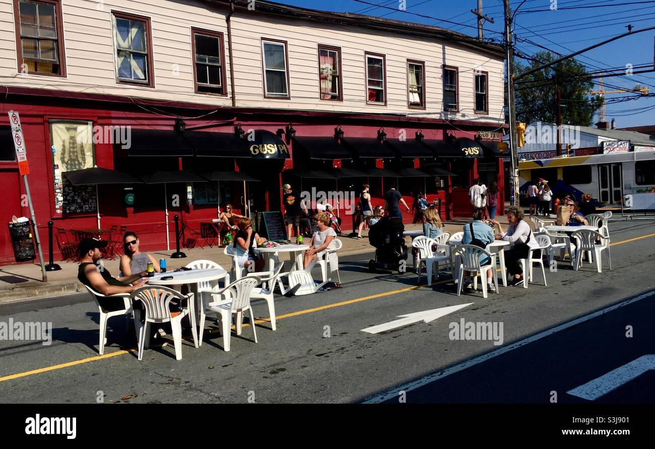 Jährliche Straßenparty, während einer Rastpause in Covid, an einem sonnigen Sonntagnachmittag, in Halifax, Kanada. Eine Wiederbelebung der alten normalen Natur. - Smartphone-aufgenommenes Stockfoto