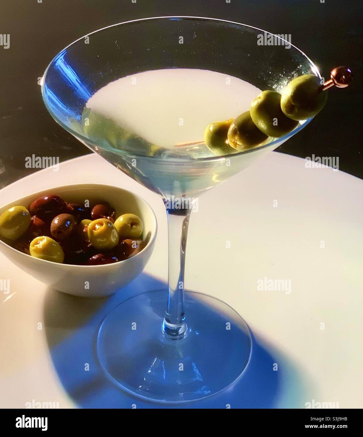 Martini mit Oliven Stockfoto