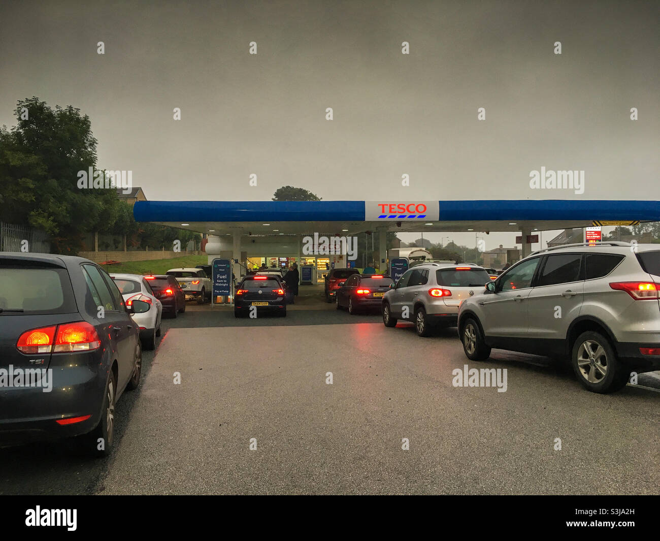 Am frühen Morgen gibt es Warteschlangen in Tesco , Buttershaw in der Nähe von Bradford, West Yorkshire. Da der Kauf von Benzin in Panik zunimmt. Stockfoto