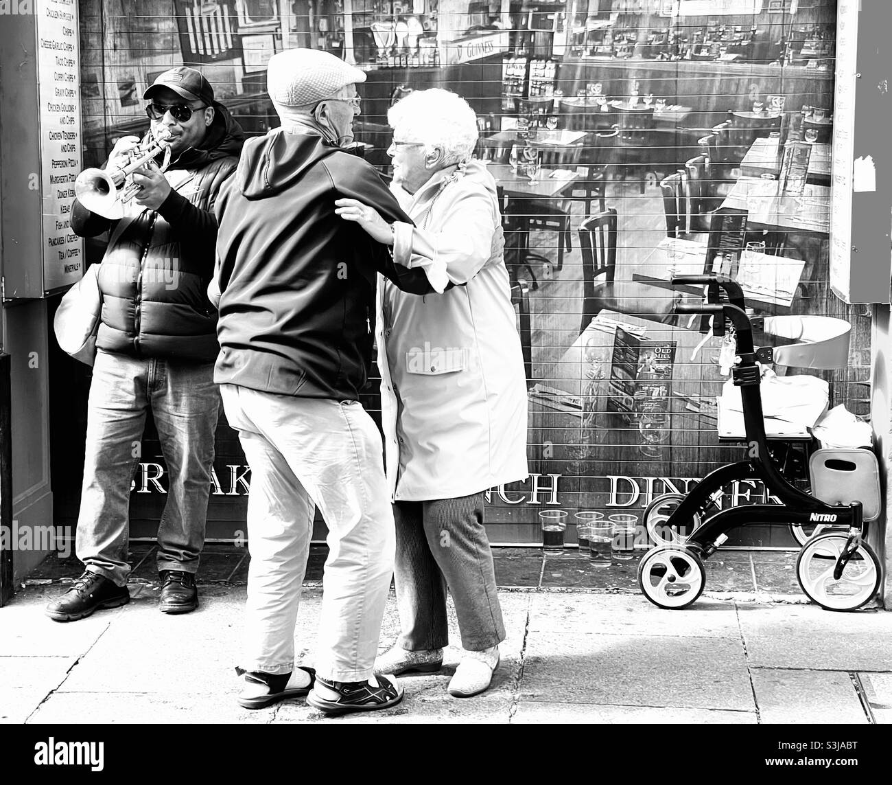 Ältere Paare tanzen in Temple Bar, Dublin, Irland Stockfoto