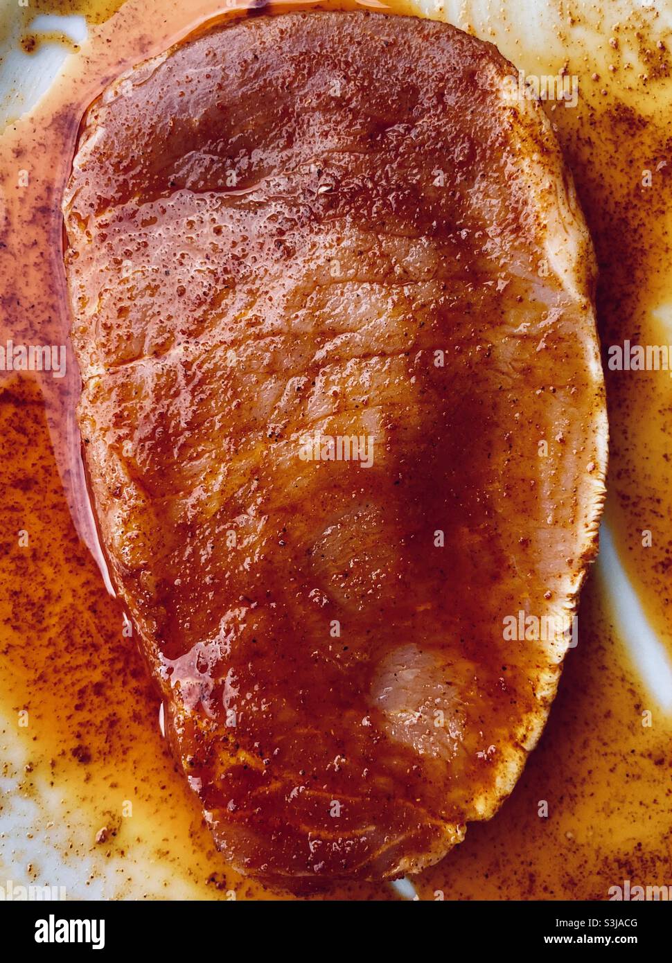 Rohes mariniertes Steak - Smartphone-aufgenommenes Stockfoto