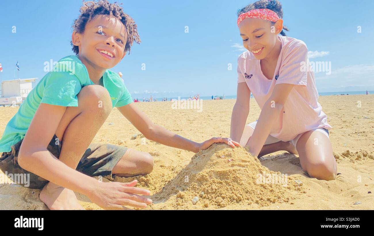 Kinder mit gemischtem Erbe am Strand Stockfoto