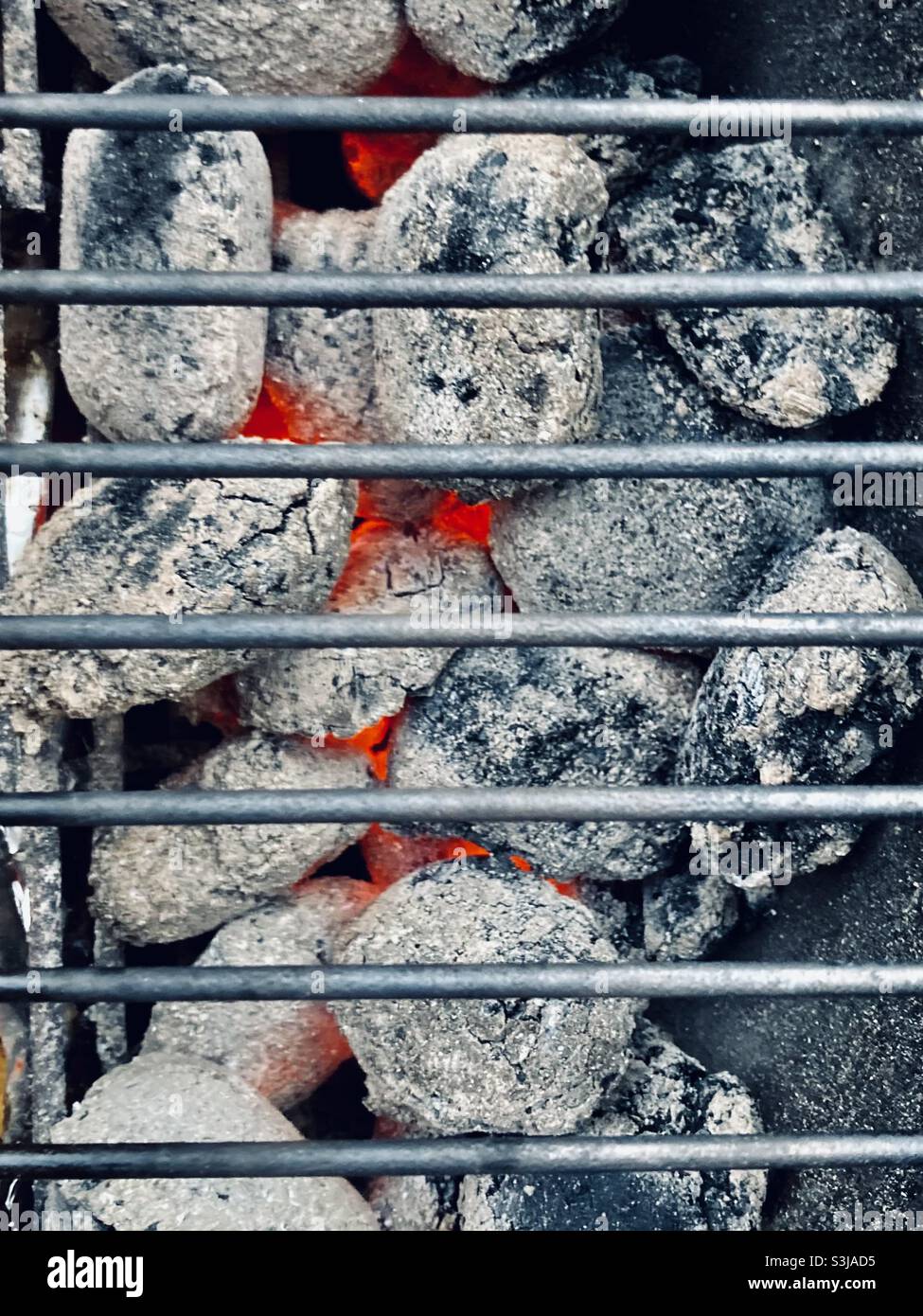 Grillkohle - Smartphone-aufgenommenes Stockfoto