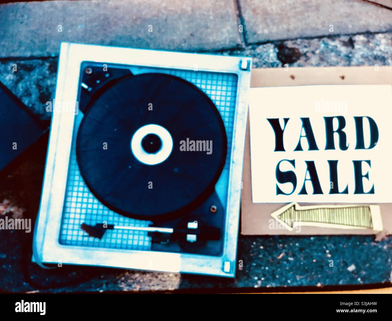 Yard-Verkaufsschild mit Stereo-Plattenspieler Stockfoto