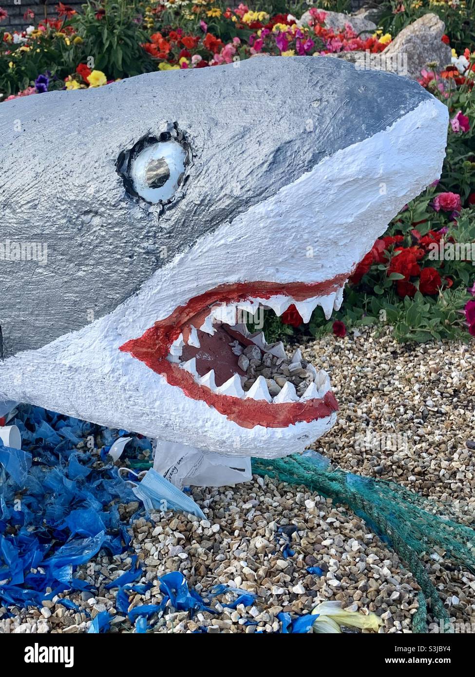 Papier-mâché Haie Kopf mit großen Zähnen Stockfoto