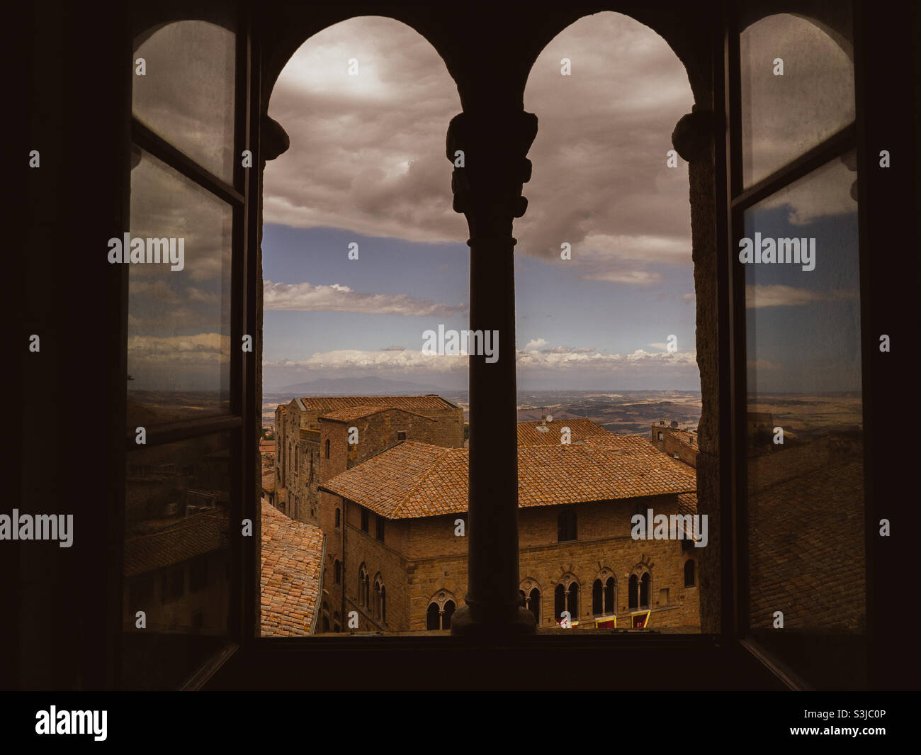 Fenster und Spiegelung in Volterra, vom Inneren des Palazzo dei Priori - Toskana, Italien Stockfoto