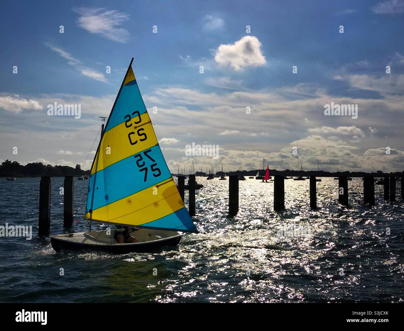 Segelboot bei Bosham West Sussex - Smartphone-aufgenommenes Stockfoto