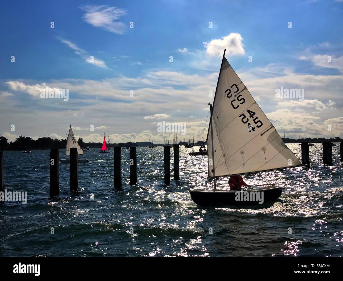 Segelboote Rennen in Bosham West Sussex - Smartphone-aufgenommenes Stockfoto