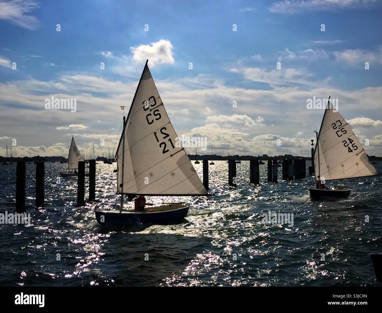 Drei Segelboote Rennen in Bosham West Sussex - Smartphone-aufgenommenes Stockfoto