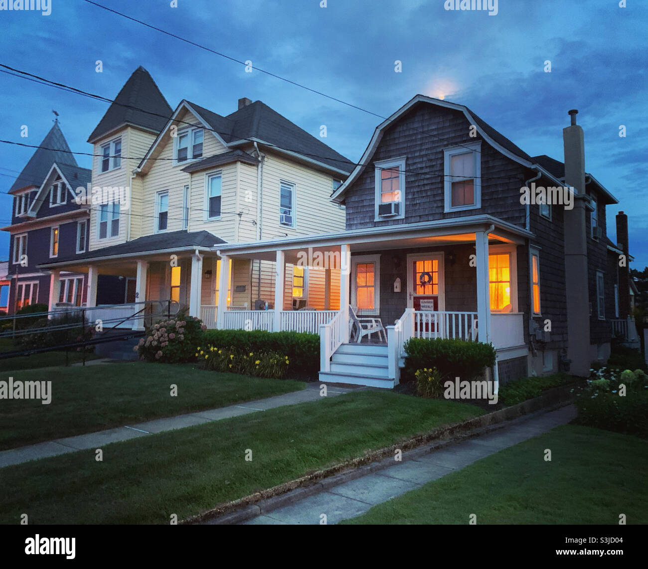 August 2021, eine Abendansicht von Häusern in Ocean Grove, Neptune Township, Monmouth County, New Jersey, USA Stockfoto