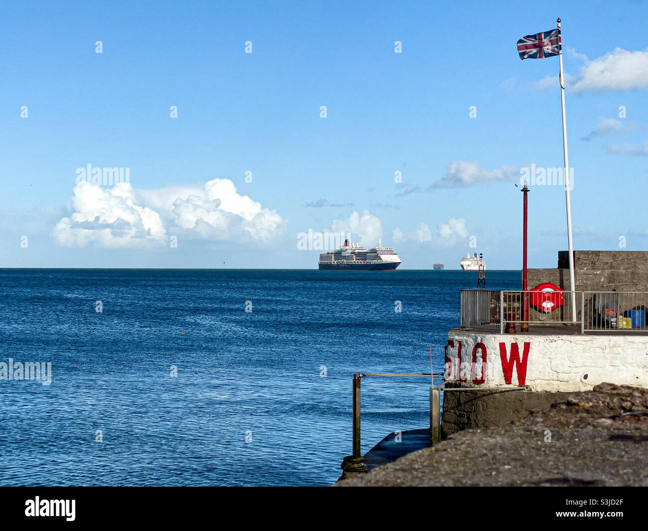 Die vor der Küste von Brixham festfahrenden Kreuzfahrtschiffe, die COVID-19-Beschränkungen haben mehr Fahrten um das Vereinigte Königreich Cunard Queen Victoria und P&O Arcadia ermöglicht Stockfoto