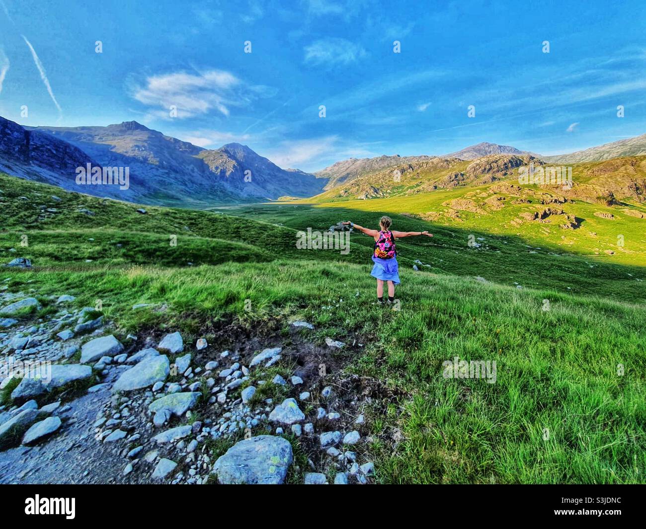 Junge Frau, die die freie Natur genießt und dabei ist, Scafell Pike im Lake District, England, zu besteigen. - Smartphone-aufgenommenes Stockfoto