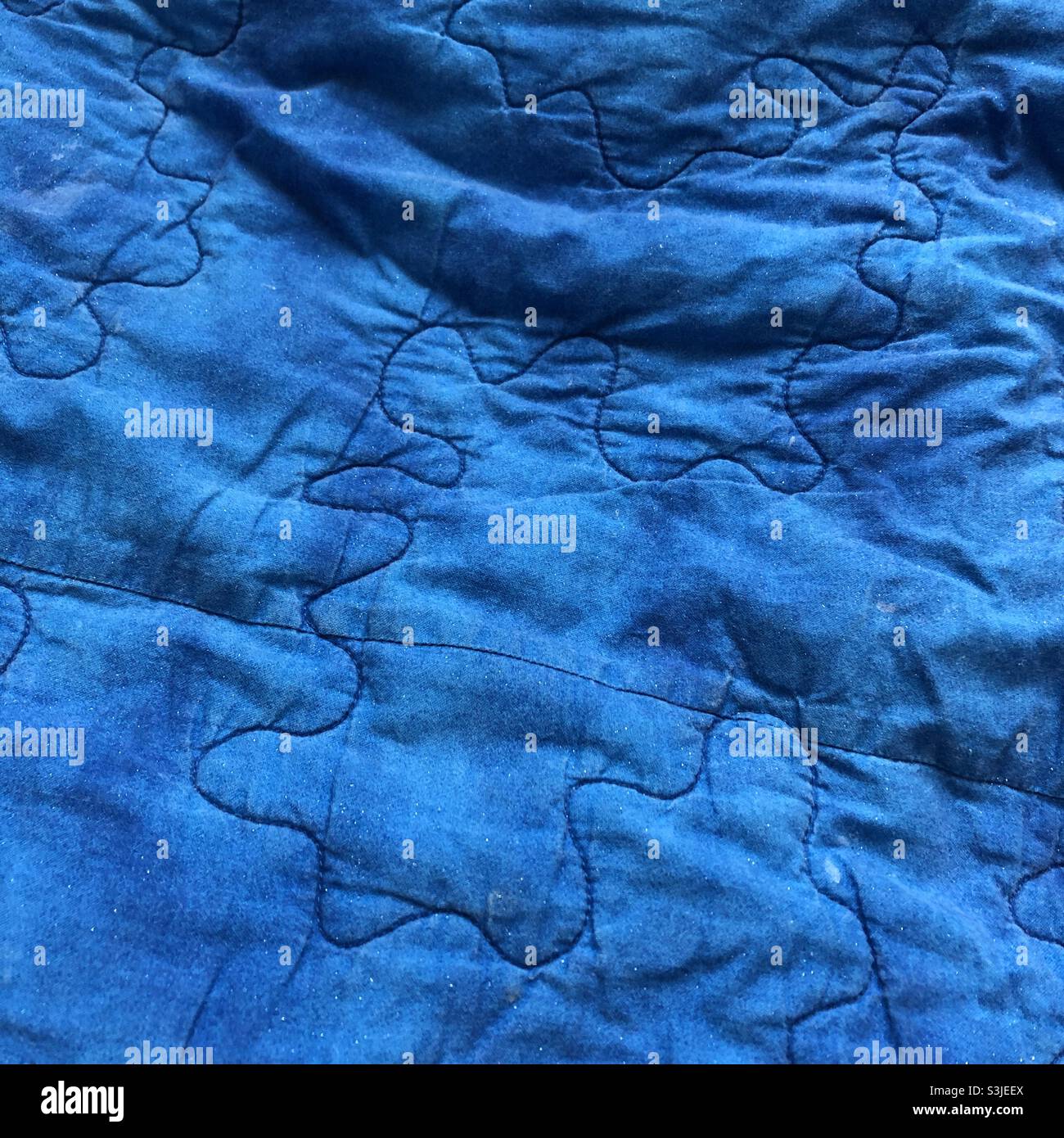 Blaue Steppdecke mit abgerundeten Nähten Stockfoto