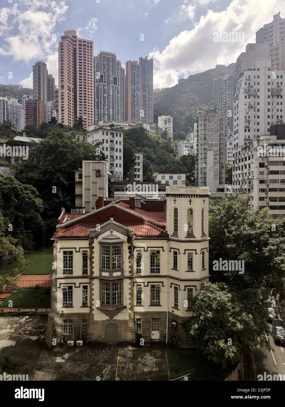 Ein Blick auf das Haus des Bischofs mit den Gebäuden in den mittleren Stockwerken dahinter. Hongkong 2021 - Smartphone-aufgenommenes Stockfoto