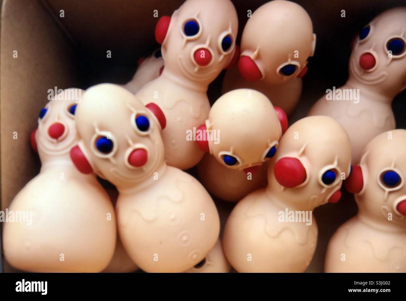 Box voller „Pop it“-Spielzeugpuppen, die gequetscht werden können Stockfoto