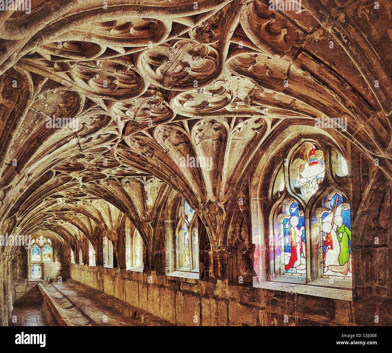 Der Lavatoriumsabschnitt des Cloisters-Bereichs in der Gloucester Cathedral. Hier wuschen die Mönche ihre Hände. Kürzlich eine Drehort einiger Harry Potter Filme. Foto ©️ COLIN HOSKINS. - Smartphone-aufgenommenes Stockfoto