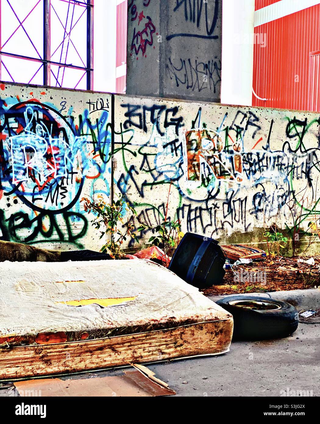 Obdachlos unter einer Brücke Stockfoto