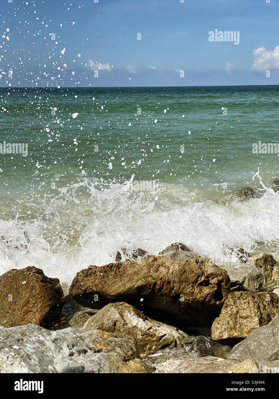 Wasser spritzt auf Felsen Stockfoto