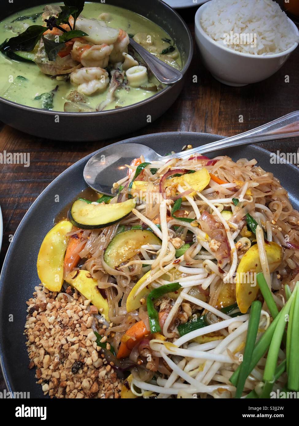 Pad Thai und Seafood Curry mit einer Schüssel Reis im SoiFour auf der College Avenue in Oakland. Stockfoto